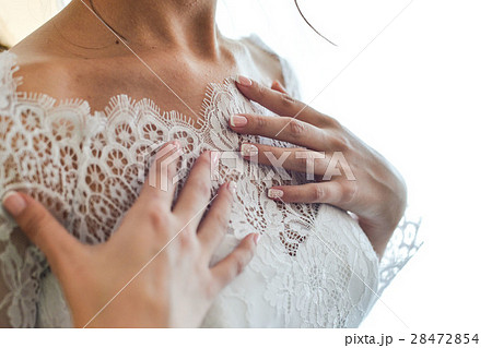 Garter on the leg of a bride, Wedding day moments 28472854