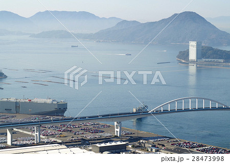 広島南区の工場地帯と広島湾 28473998