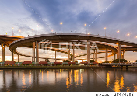 Round highway interchange  28474288