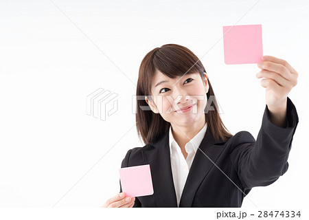 付箋を貼る女性 28474334