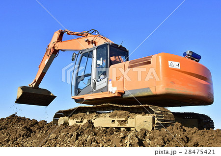 ローアングル撮影した作業中の油圧ショベル 28475421