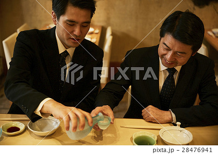 居酒屋でお酒を飲む上司と部下 28476941