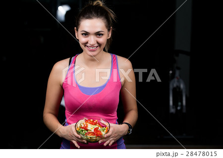 healthy young woman eating vegetables green salad healthy young woman eating vegetables green salad 28478015