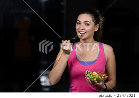 healthy young woman eating vegetables green salad healthy young woman eating vegetables green salad 28478021