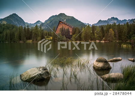 Mountain Lake under Peaks 28478044