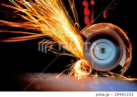 Worker cutting metal with grinder 28481333