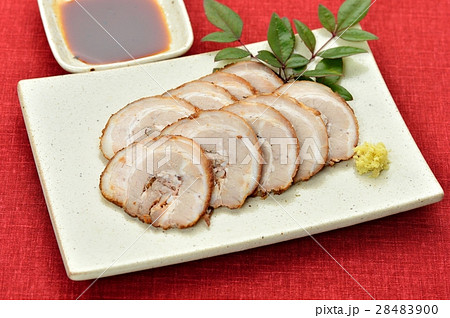 チャーシュー（焼豚）、おつまみ、一品料理。ショウガと醤油ダレを添えて。 28483900