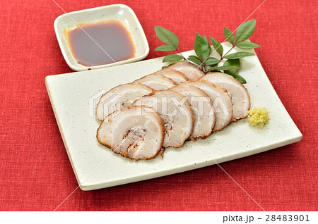 チャーシュー（焼豚）、おつまみ、一品料理。ショウガと醤油ダレを添えて。 28483901