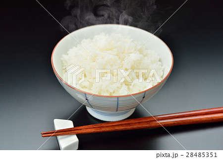 注意）背景に小ゴミやキズが残ります。湯気はレタッチ合成です。炊きたてご飯のイメージ。白米、白飯。 28485351