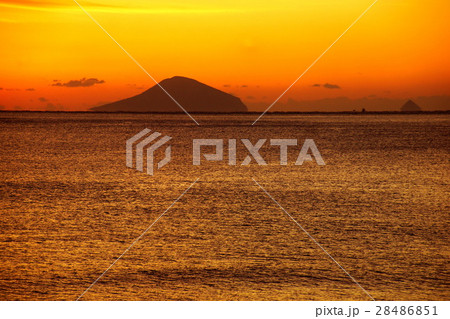 伊豆半島　朝焼け　伊豆利島　白浜・大浜海水浴場　静岡県 下田市 28486851