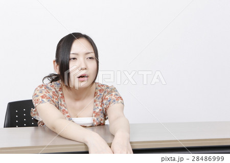 やる気のない若い女性 やる気のない若い女性 28486999