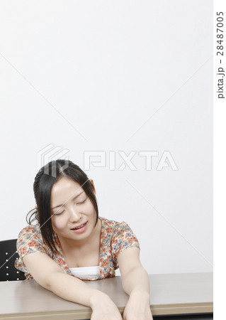 やる気のない若い女性 やる気のない若い女性 28487005