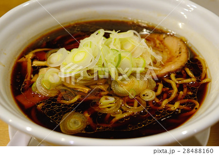 富山名物のおいしい富山ブラックラーメン 28488160