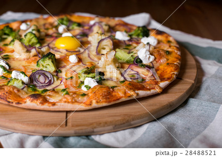 Delicious fresh homemade pizza with onions Delicious fresh homemade pizza with onions 28488521