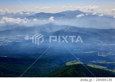 八ヶ岳連峰・権現岳からみる雲湧く奥秩父連山 28489136