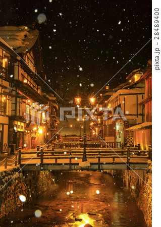 冬の銀山温泉 28489400