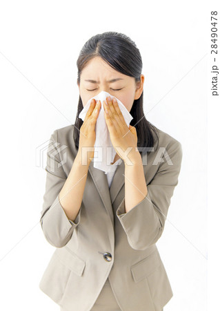 ティッシュで鼻をかむスーツ姿の女性 ティッシュで鼻をかむスーツ姿の女性 28490478