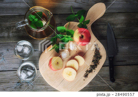 Tea in a jar and sliced apples on a cutting board 28490557