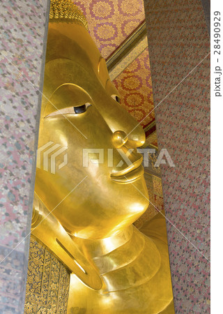 the face of reclining Buddha statute in the temple 28490929