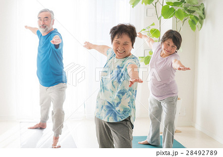 ヨガをする元気な日本人シニア男女 28492789