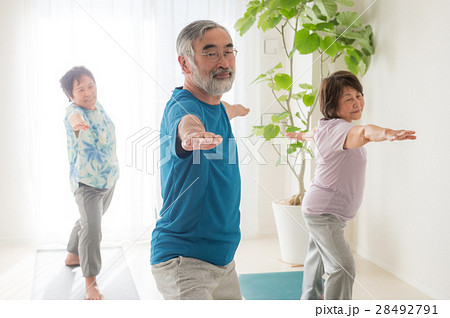 ヨガをする元気な日本人シニア男女 28492791