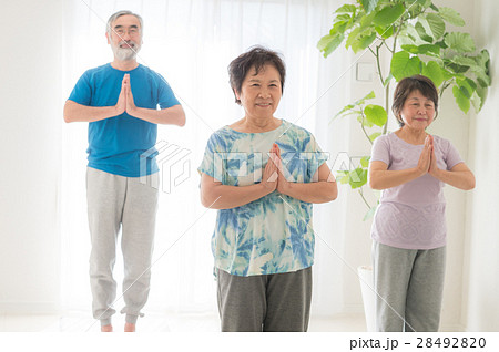 ヨガをする元気な日本人シニア男女 28492820