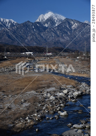 朝日を受け白く輝く甲斐駒ケ岳 28493877