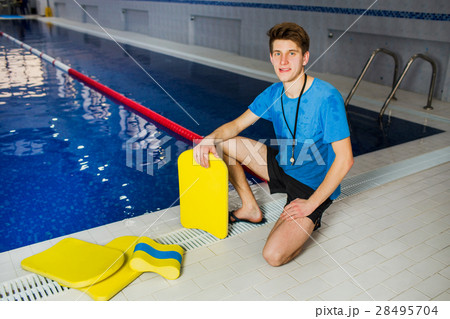 man swimming instructor 28495704