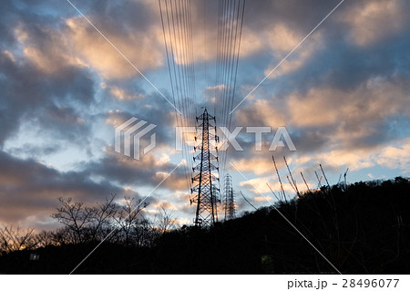 燃ゆる雲と送電線 28496077