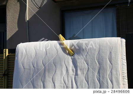布団の天日干し 28496606