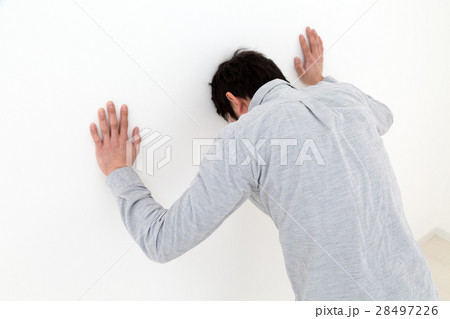 悲しむ男性 白バック 悲しむ男性 白バック 28497226
