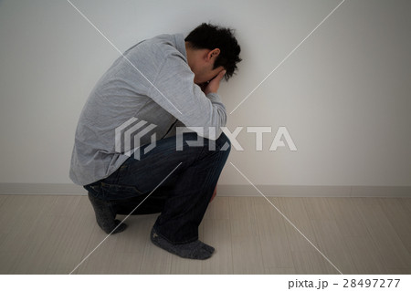 悲しむ男性 黒バック 悲しむ男性 黒バック 28497277