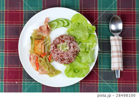 Red  rice and fried green pepper with tofu,becon. 28498100