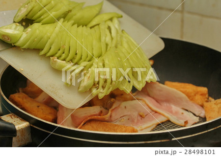 Cooking ,Fried green pepper with tofu and becon Cooking ,Fried green pepper with tofu and becon 28498101