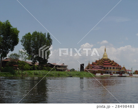 水上寺院「ファンドーウー・パヤー」（インレー湖／ミャンマー） 28498483