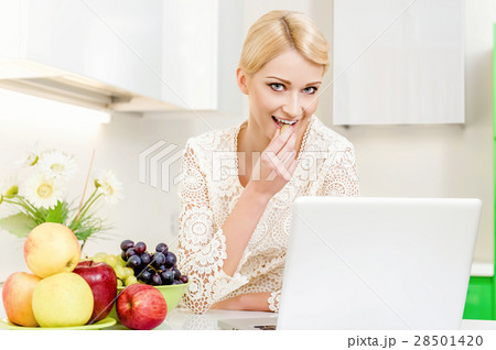 woman in the kitchen woman in the kitchen 28501420