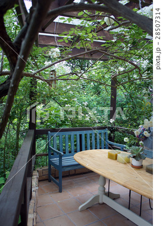 木陰のスペース　ウッドデッキ　サンルーム　コンサバトリー 28507314