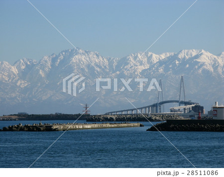 新湊大橋と剣岳 新湊大橋と剣岳 28511086