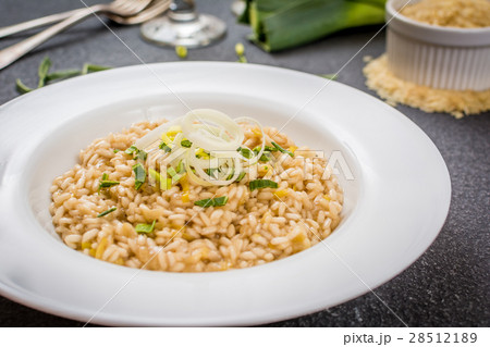 Risotto with leek 28512189