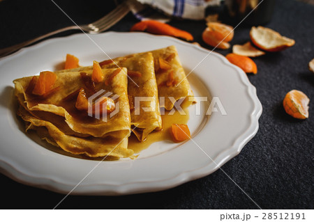 Pancakes with tangerine 28512191