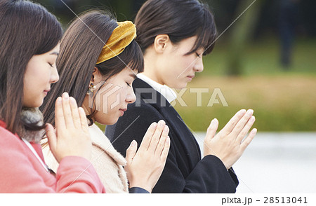 広島平和記念公園 祈りを捧げる女性 広島平和記念公園 祈りを捧げる女性 28513041