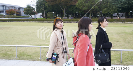 観光　女性　広島平和記念公園 28513046