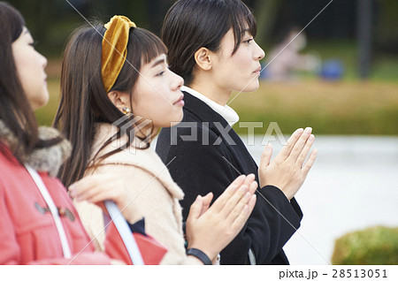 広島平和記念公園　祈りを捧げる女性 28513051