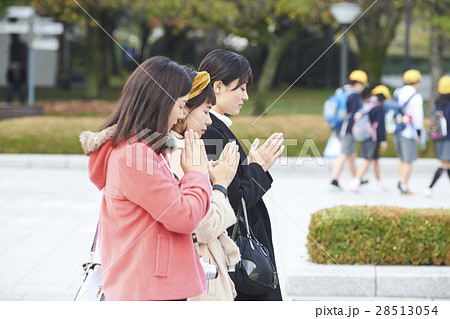 広島平和記念公園　祈りを捧げる女性 28513054