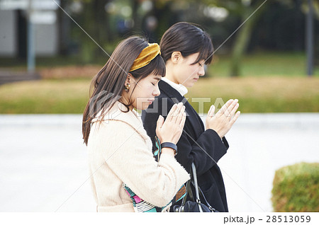 広島平和記念公園 祈りを捧げる女性の写真素材