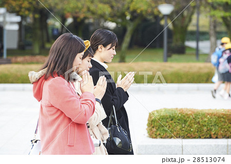 広島平和記念公園 祈りを捧げる女性 広島平和記念公園 祈りを捧げる女性 28513074