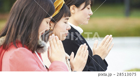 広島平和記念公園 祈りを捧げる女性の写真素材