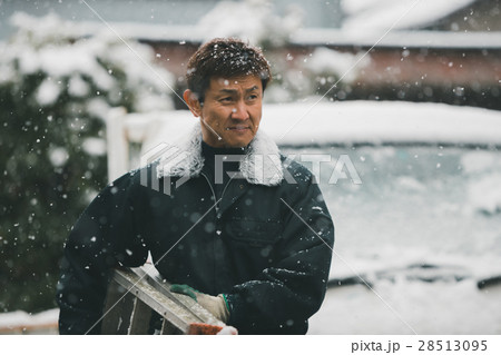 middle-aged and older person 28513095