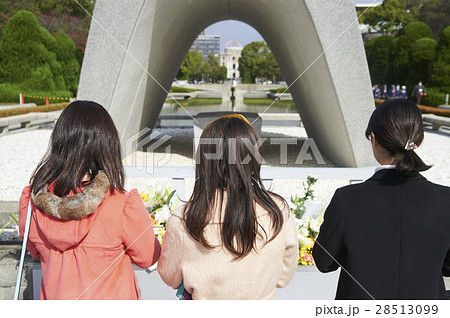 広島平和記念公園 祈りを捧げる女性 広島平和記念公園 祈りを捧げる女性 28513099