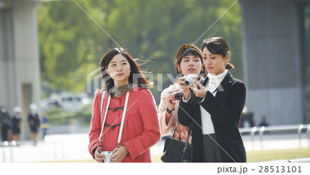 観光　女性　撮影　広島平和記念公園 28513101